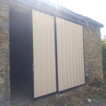 Portail sur-mesure dans une grange